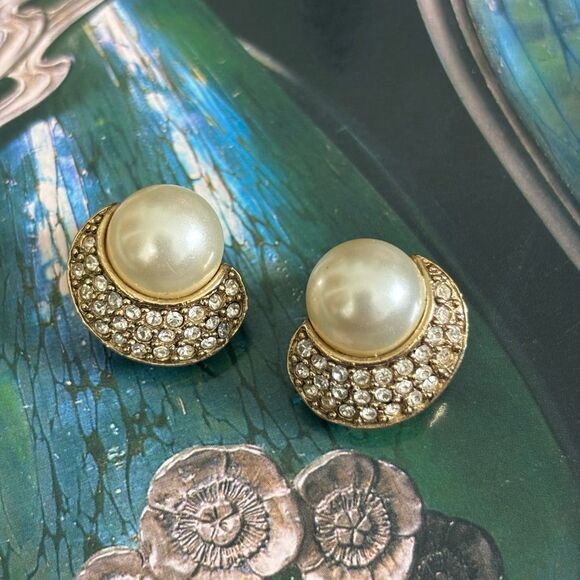 Vintage Faux Pearl Sparkling Rhinestones Gold Tone Clip-On Earrings - Picture 1 of 9